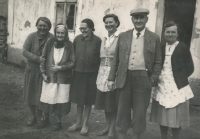 Maminka s babičkou (vlevo) s ostatními vysídlenými sedláky