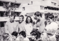 Snímek, který pořídila Elena Moskalová při olympiádě v Mnichově 1972, zachycuje návštěvu olympijské vítězky v hodu diskem z olympiády 1956 v Melbourne Olgy Fikotové Connollyové (nahoře uprostřed) u českých sportovců