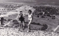 Elena Moskalová (vpravo) při výletu na pyramidy na olympiádě 1968 v Mexiku