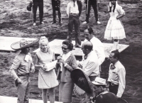 Snímek, který pořídila Elena Moskalová při olympiádě v Mexiku 1968, zachycuje gymnastku a čtyřnásobnou olympijskou vítězku Věru Čáslavskou při návštěvě rodea