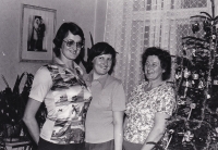 Elena Moskalová v druhé polovině 70. let 20. století. Na snímku pořízeném o Vánocích je první zleva, vedle ní stojí její sestra Jitka a maminka Františka