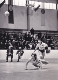 Elena Moskalová (na palubovce) na turnaji v Kopřivnici v roce 1971