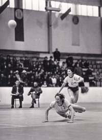 Elena Moskalová (na palubovce) na turnaji v Kopřivnici v roce 1971