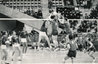 Zápas o zlato na olympiádě v Tokiu 1964. Proti sovětskému dvojbloku smečuje Golián. Boris Perušič je druhý zleva