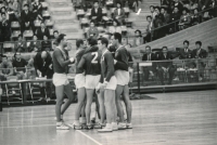 Radost československých volejbalistů na olympijském turnaji v Tokiu v roce 1964, Boris Perušič druhý zleva