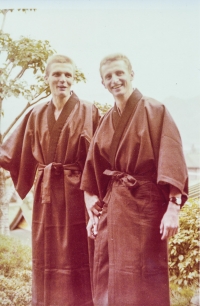 Boris Perušič během olympiády v Tokiu 1964 v kimonu, vlevo vedle něj stojí spoluhráč Petr Kop