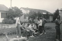 Volejbalisté ČSSR v olympijské vesnici v Tokiu. Boris Perušič leží na zemi vlevo dole