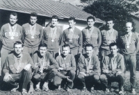 Boris Perušič (čtvrtý zleva nahoře) v týmu Československa na olympijských hrách 1964 v Tokiu