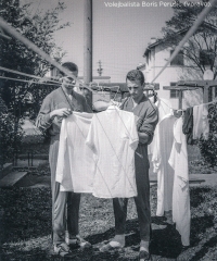 Boris Perušič (vpravo) v olympijské vesnici v Tokiu 1964 