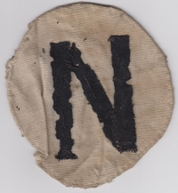 Nášivka označující Němce po válce, kterou nosil Walter Pilz na hrudi