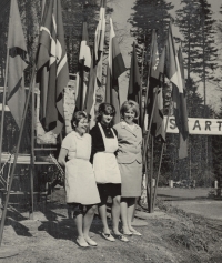 Marie Špičáková (vlevo) na praxi na Andrlově Chlumu u Ústí nad Orlicí, 1968