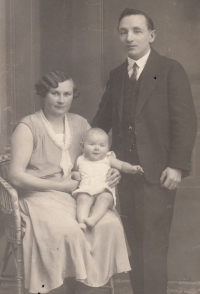 Editha se svými rodiči, Jindřichem a Bertou Wurstovými, 1931