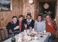 Ladislav Rygl (vpravo) v německých Alpách při setkání s olympijským vítězem v závodě sdruženém z Grenoblu 1968 Franzem Kellerem (první zleva)