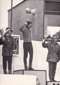 Ladislav Rygl (uprostřed nahoře) na stupních vítězů na mistrovství světa 1970 ve Vysokých Tatrách