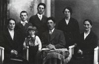 Josef Schicho between his parents and with other relatives (1932)