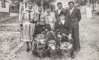 Na fotografii rodina manžela Venci Klepáčka při příležitosti 50. výročí od svatby rodičů, Sv. Helena, nedatováno