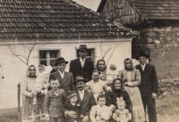 Rodina Klepáčkových, uprostřed pamětnice, Sv. Helena, r. 1954/1955