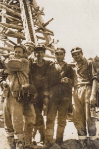 Vpravo manžel Venca Kopáček s partou dalších horníků