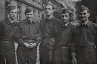 Studenti Letecké vojenské akademie z jedné světnice, zleva: Antonín Zelenka, Zdeněk Zikmund, Václav Vondrovic, Karel Zuzka, Josef Zeman – na fotografii z Havlíčkova Brodu z roku 1945; všichni byli po únoru 1948 z armády propuštěni