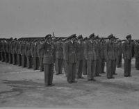 Slavnostní vyřazení absolventů letecké akademie v Hradci Králové v roce 1948 