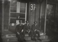 Před učebnou letecké akademie v Hradci Králové, zleva: Antonín Zelenka, Václav Vondrovic a Zdeněk Zikmund, 1946–1948