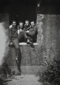 Studenti Letecké vojenské akademie v okně učebny, zleva: Karel Zuzka, Antonín Zelenka, Václav Vondrovic a Zdeněk Zikmund