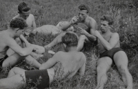 Studenti Letecké vojenské akademie, vpravo Václav Vondrovic, vlevo Zdeněk Zajíček 