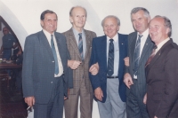 Spolužáci z Letecké vojenské akademie (Václav Vondrovic, tatínek Ivany Kettnerové, druhý zleva), 90. léta 20. století