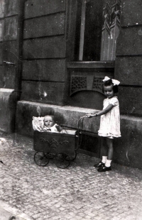 Ilona se sousedčiným chlapečkem 