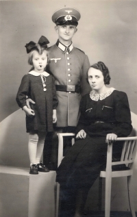 S matkou a otcem před jeho odjezdem na frontu