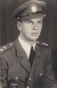 Václav Vondrovic, tatínek Ivany Kettnerové, na vojenské letecké akademii v Hradci Králové, kde studoval v letech 1945-1948