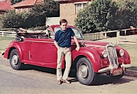 Pavel Šindelář se svým prvním autem v Austrálii (70. léta)