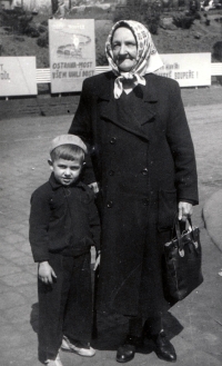 Babička s nevlastním bratrem Ilony Krylové