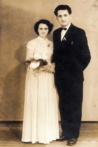 Ilona Krylová s budoucím manželem na plesu