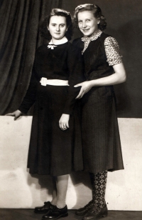 Ilona (vlevo) s přítelkyní