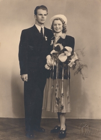 Svatební fotografie rodičů Ivany Kettnerové, Arciděkanský chrám sv. Bartoloměje v Pardubicích, 26. února 1949