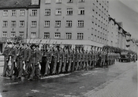 Pochod studentů letecké akademie v Hradci Králové, včetně tatínka Ivany Kettnerové, pravděpodobně 1946 