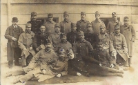 Lesáci a ostatní státní zaměstnanci, kteří se hlásili k Čechům v Konici u Prostějova, Arthur Sproseč ležící vlevo, 1912
      