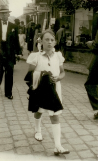 Libuše na procházce v Poděbradech, asi 1936