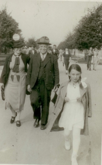 Libuše, her mom and her grandfather during a walk in Poděbrady. 1936