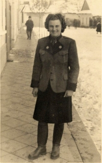 Hedvika Sprosečová v lesnické uniformě v Brumově na ulici  u Lesnického úřadu, 1943