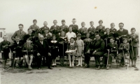 Hudební výuka – učitelé a žáci, samí houslisti, pouze tři dívky hrály na klavír. Libuše s copánky vpředu, 1937