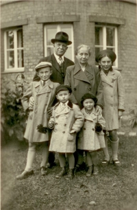 Libuše s prarodiči v Praze Strašnicích, s bratrem vlevo a malým bratrancem a sestřenicí, 1938