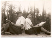 Rodiče Jiří a Božena Mergerovi na výletě, cca 1934