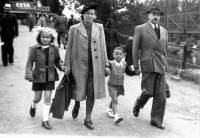 Rodina Mergerových na výletě do ZOO, 1945