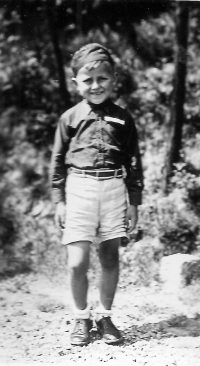 V sokolském kroji, 1946