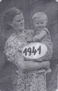 Pamětník s maminkou v roce 1941