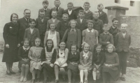 Libuše (bottom row, with plaited hair). Nová Ves, 1939