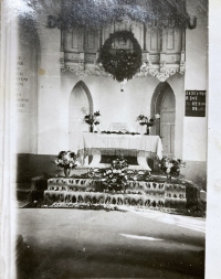 Interiér kostela v Českém Boratíně. Mobiliář převezený do Chotiněvsi v roce 1947.