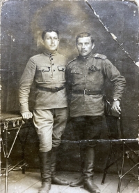 Vladislav Vlk (dědeček Rostislava Čurdy) vpravo
